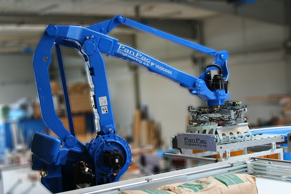 På dette billede ser du en robot som er klar til at palletere med side / lagpres udstyr, for åbne sække.